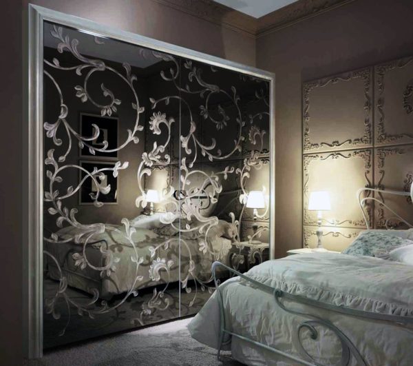 Шкаф с узорами на зеркальных фасадах в спальню №33