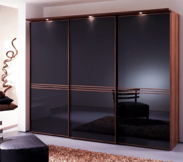 Шкаф-купе с зеркальными фасадами в спальню №32