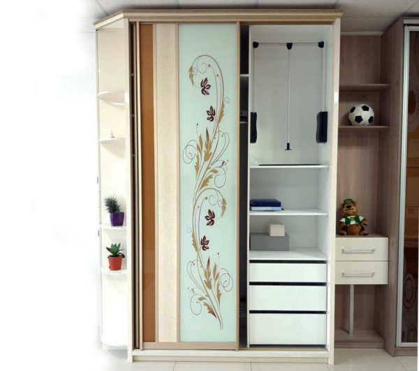 Шкаф-купе с узорами из пескоструя