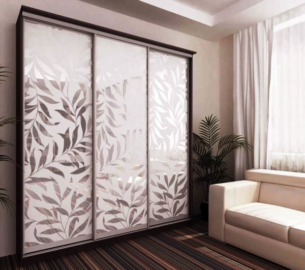 Шкаф-купе с узорами на зеркальных дверях №40