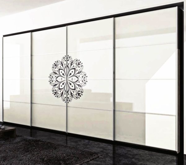 Шкаф-купе с красивым узором на дверях №43