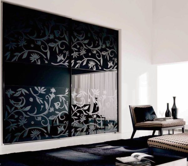 Шкаф-купе с узорами на зеркальных дверях №41