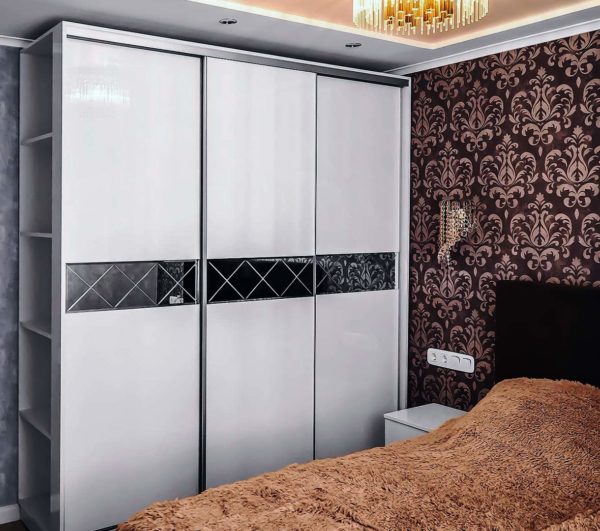 Шкаф-купе с зеркальными вставками в спальню №36