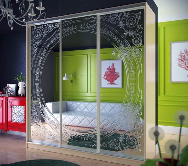 Шкаф-купе с узором на зеркальных фасадах №42