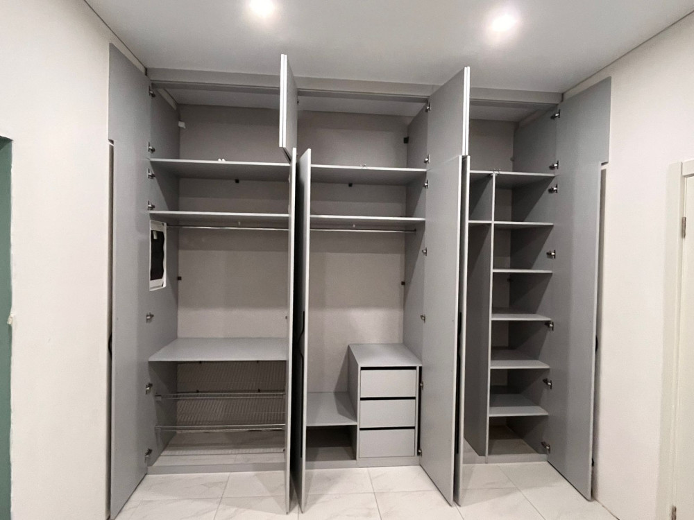 Прямой шкаф с распашными дверями в комнату №2