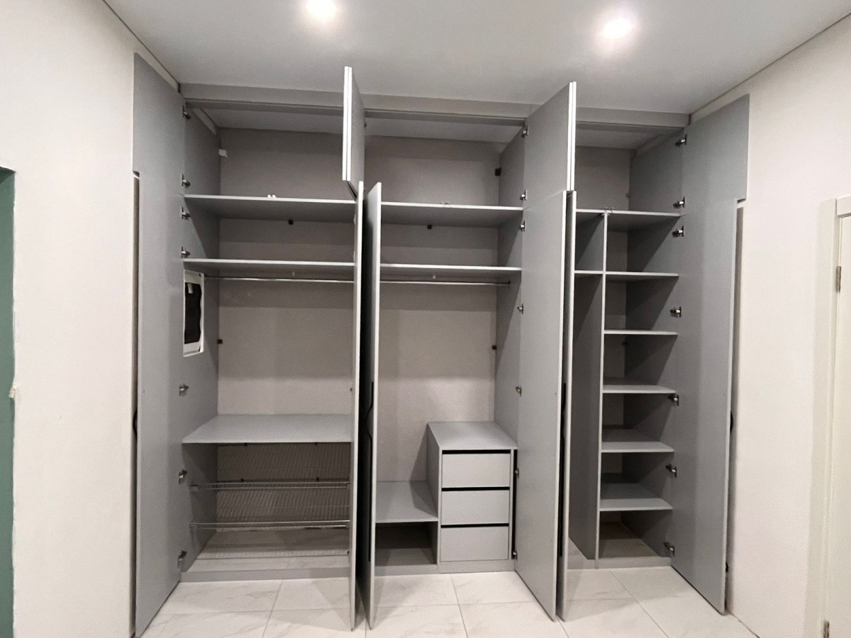 Прямой шкаф с распашными дверями в комнату №2