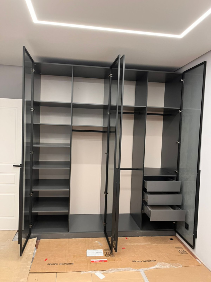 Шкафы с распашными фасадами